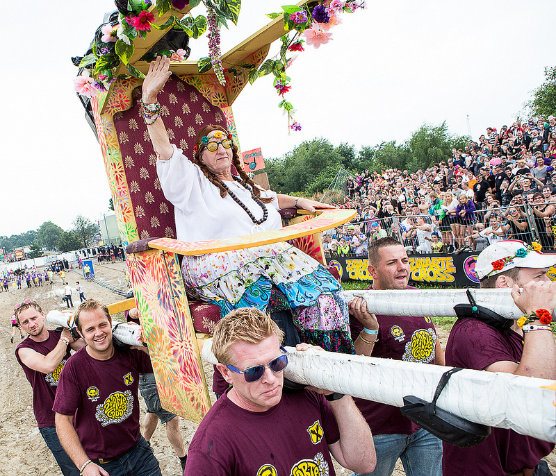 3714_tante-rikie-draagstoel-zwarte-cross-2013.jpg