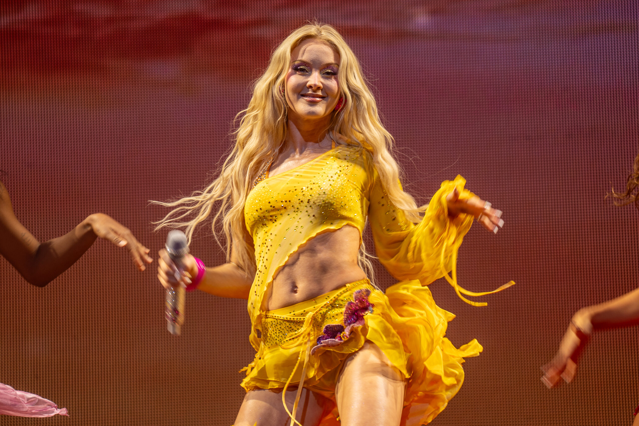 Zara-Larsson-@-Lotto-Arena-2-scaled.jpg