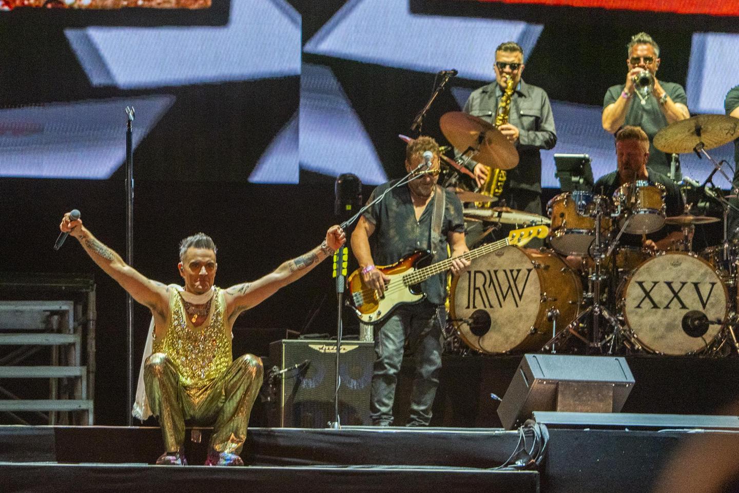 Robbie Williams tijdens zijn optreden op Pinkpop 2023.
