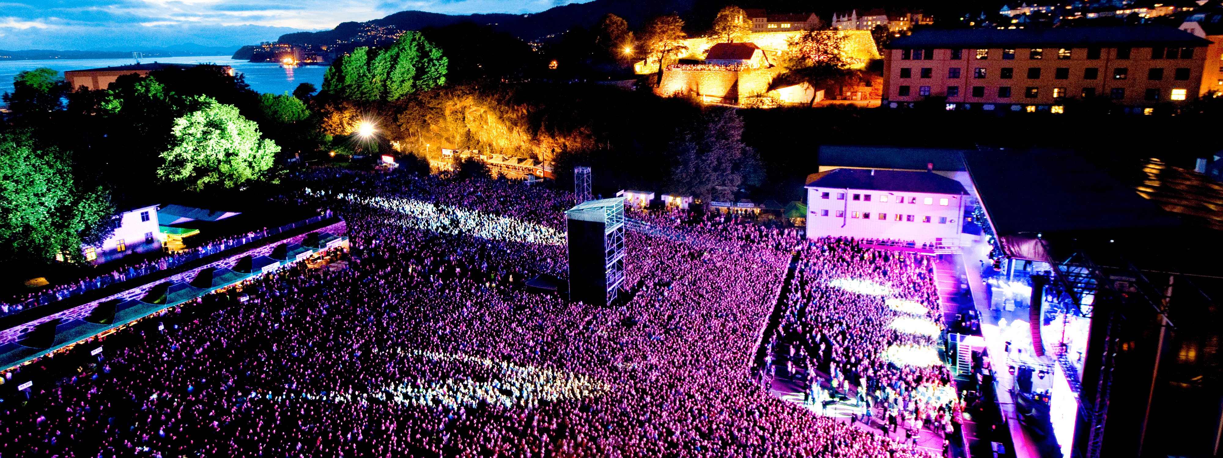 rihanna-4000x1500.png