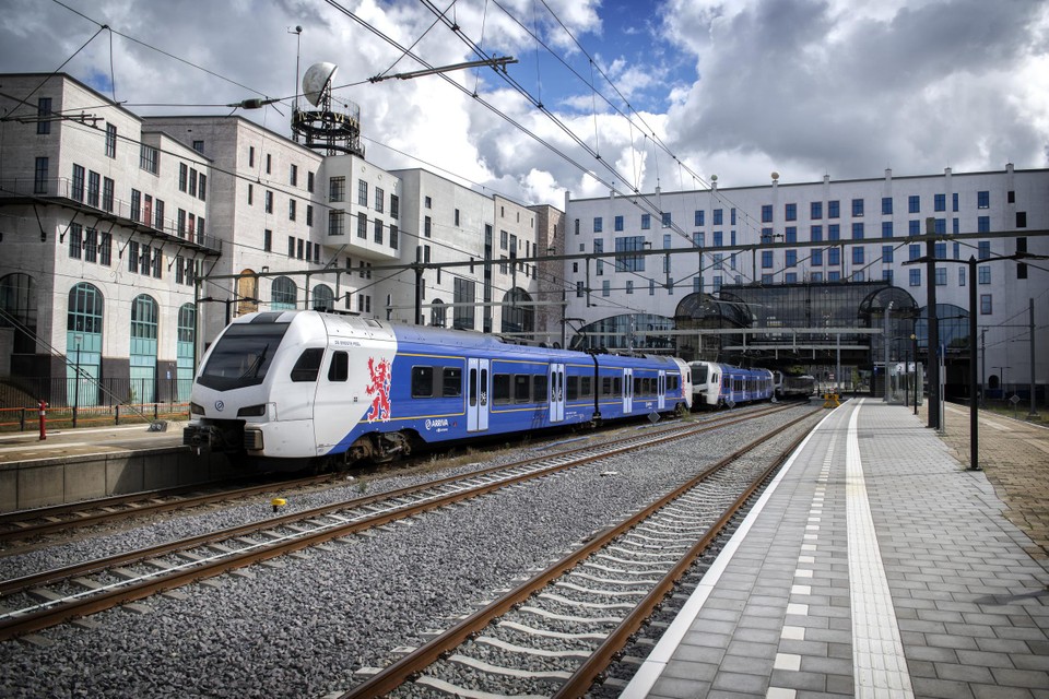 Een trein van Arriva op station Heerlen.