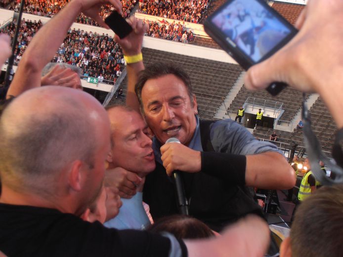 Jos Westenberg zingt in 2013 in Helsinki mee met Bruce Springsteen