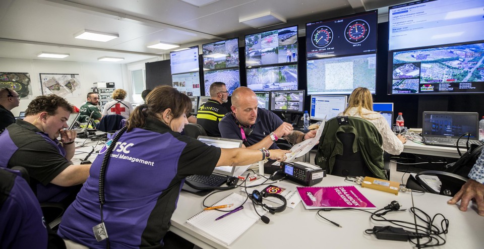 Pinkpop 2019: Sierk Janssen (midden) in actie in het Pinkpop Control Center.